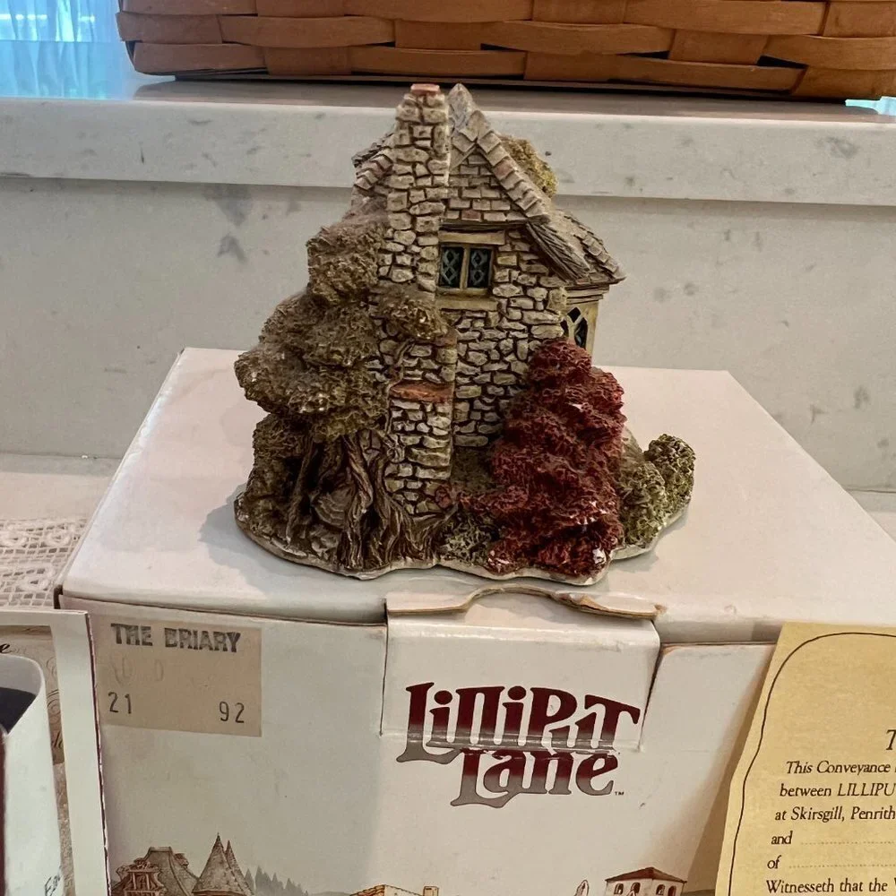 Vintage Lilliput Lane The Briary with box and Deeds